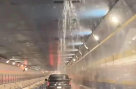 رعب في نفق سيارات مع تسرب مياه النهر 