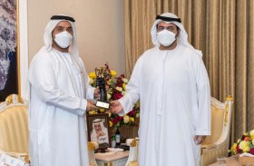 ولي عهد الفجيرة يلتقي الفنان المسرحي إبراهيم القحومي  