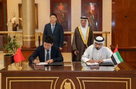 سعود بن صقر يستقبل وفدين حكوميين من الصين ويشهد توقيع اتفاقية في الطاقة الهيدروجينية