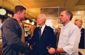 بايدن يفاجئ طاقم مسلسل شهير بزيارة غير متوقعة