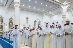 حاكم عجمان يؤدي صلاة الجنازة على جثمان الشيخة عائشة محمد خلف