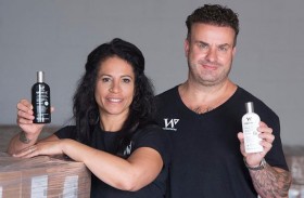 يحولان تساقط شعرهما إلى عمل يجني الملايين