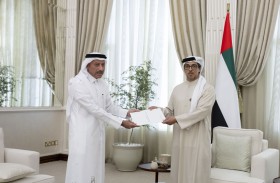 رئيس الدولة يتلقى دعوة أمير قطر للمشاركة في القمـة الخليجية..تسـلمها منصـور بن زايـد 