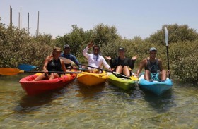 رياضة التجديف .. متعة ومغامرة وسط أشجار المانغروف