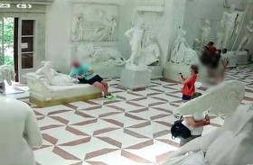 من أجل صورة.. أتلف تمثالا عمره 200 عام