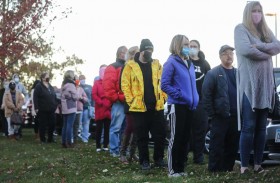 الأمريكيون يدلون بأصواتهم بالكمامات.. والمتاجر تتأهب 