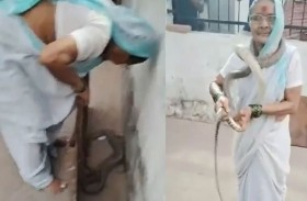 سبعينية تداعب ثعباناً بمهارة 