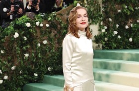 الممثلة الفرنسية إيزابيل أوبير تحصل على جائزة لوميير