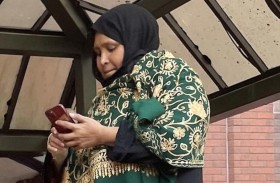 تتلقى حكماً بارتداء جهاز تتبع بعدما سكبت القهوة على قريبتها