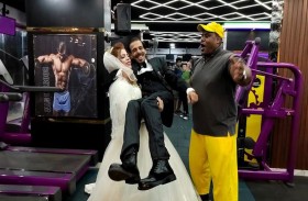 تحمل عريسها بيد واحدة