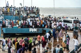 العمال المهاجرون يغادرون دكا قبيل إجراءات عزل صارمة