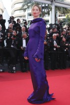 الممثلة الإيطالية ألبا روهرفاشر لدى حضورها عرض فيلم «المخطط الفينيقي» في الدورة 78 من مهرجان كان السينمائي. (ا ف ب)