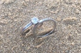 تستعيد خواتم زفافها بفضل صائد كنوز 