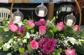 تتحدى إعاقتها بـتنسيق الورد