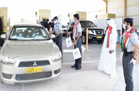 شرطة أبوظبي تستقبل الأشقاء العمانيين عبر المنافذ البرية بـ الورود والهدايا