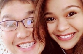 يفاجىء زوجته بحفلة لعيد زواجهما بعد أشهر من وفاته