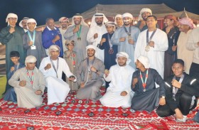 سالم بن ركاض يكرم لاعب منتخب الإمارات للملاكمة عامر الصويدر