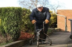 محارب قديم يمشي في حديقته الخاصة ألف كيلو