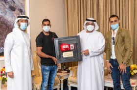 ولي عهد الفجيرة يستقبل بطل العالم في الملاكمة