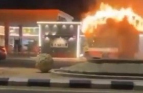 يقود شاحنة مشتعلة وينقذ العشرات 