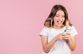 الكثير من الوقت لـ«الشاشة» في الشباب يقصر العمر