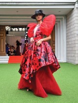 عارضة أزياء تعرض تصاميم نيكول سانتوس خلال أسبوع الموضة في تايلاند - ا ف ب