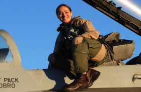 أول أمريكية تقود طائرة مقاتلة