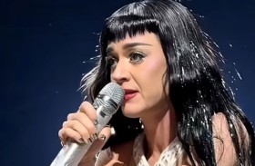 كاتي بيري توقف حفلها وتوبخ معجباً 