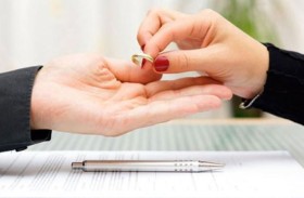 تخلع زوجها بسبب والدته!