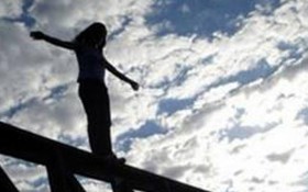 ينقذ امرأة أرادت الانتحار