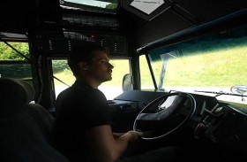 يحول حافلة إلى مخبأ آمن