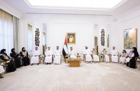 حمدان بن زايد يستقبل عددا من متطوعي الهلال الأحمر