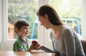 كيف تشجع طفلك على التحدث معك عن يومه؟