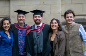 حُرم من التخرج بسبب ببغاء.. ويحقق حلمه مع ابنه بعد 40 عاماً