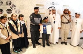 شرطة أبوظبي تسعد طفلًا بتحقيق أمنيته بأن يكون شرطيًا