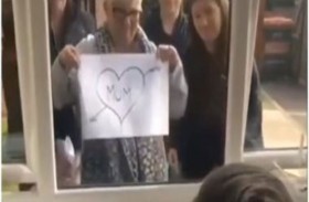 تتواصل  وأمها عبر الزجاج .. والسبب كورونا