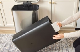 تطلب الخلع لتفتيش حماتها في قمامتها