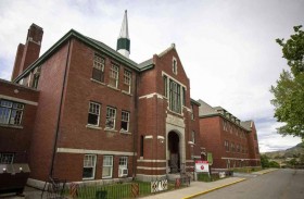 العثور على رفات 215 طفلاً في مدرسة