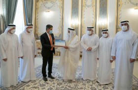 سلطان القاسمي يتسلم شهادة اعتماد الشارقة مدينة صحية للمرة الثانية والتي تمنحها منظمة الصحة العالمية