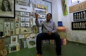 يستخرج ألوان لوحاته من القهوة والشاي