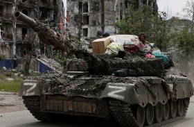 أوكرانية ترصد مفاجأة فوق دبابة روسية