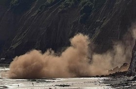 صخور تنهار على شاطئ مكتظ في بريطانيا