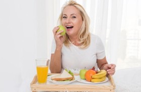 نظام غذائي متكامل يخفف أعراض سن اليأس لدى النساء!