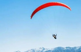 مهاجر يعبر الحدود الإسبانية بمظلة 