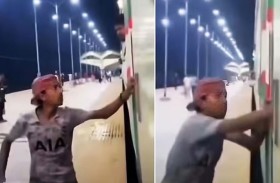 بائع يركض خلف قطار لاسترداد أمواله من راكب 