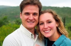 يعتدي بوحشية على زوجته لرفضها التقاط صورة