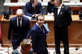 الحكومة الفرنسية تنجو من مذكرتين لحجب الثقة 