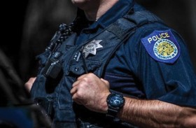 طعنه دون سبب.. شرطي يقتل شخصا هاجمه 