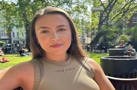 تصاب بجلطة بسبب نومها في رحلة طيران!