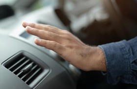 هرب من الحر فمات بسبب مكيّف السيارة